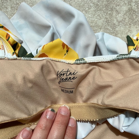 Kortni Jeane Medium V-Neck Top Yellow Floral - Picture 3 of 4